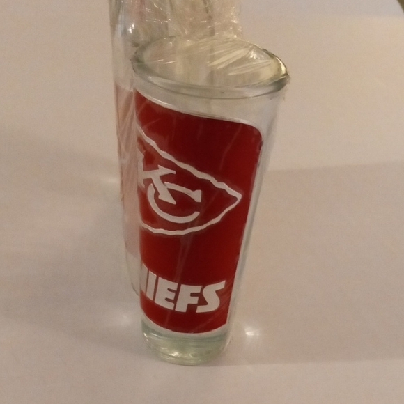 Kansas City Chiefs Glass Decanter Set 2 Double Shot Glasses - Picture 2 of 4